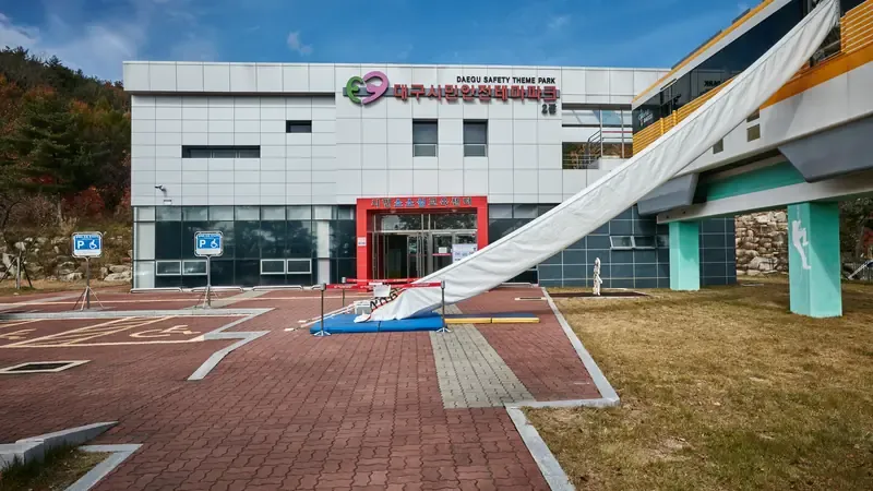 실물 전동차를 활용한 지하철 안전체험관 및 화재 연기 탈출 체험존