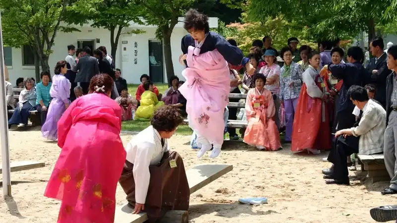 야외 민속촌 전통 그네 및 널뛰기 세시풍속 체험장