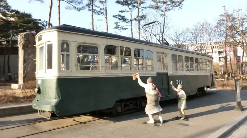 야외 전시 보존 전차 381호 탑승 체험공간