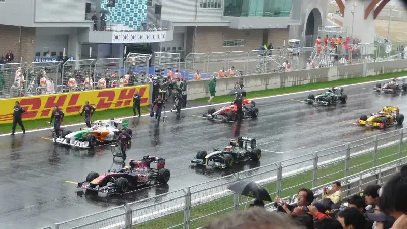 F1 규격 출발 그리드와 메인 컨트롤 타워 레이싱 트랙 시설