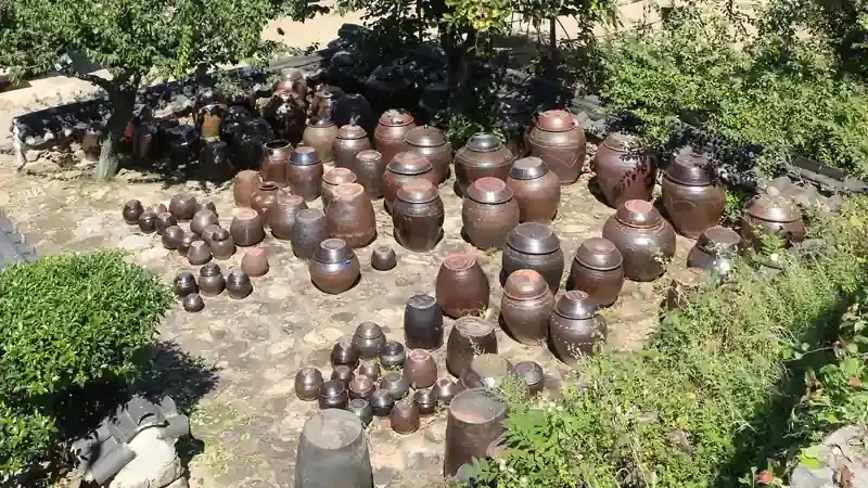 전통 초가집 장독대 및 전통 농경 생활체험장