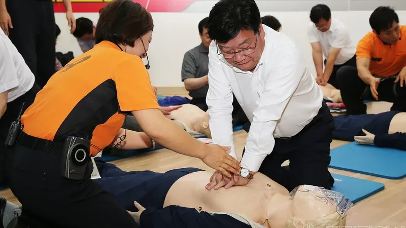 아이들이 직접 소화기를 들고 분사 실습을 하는 소화체험존