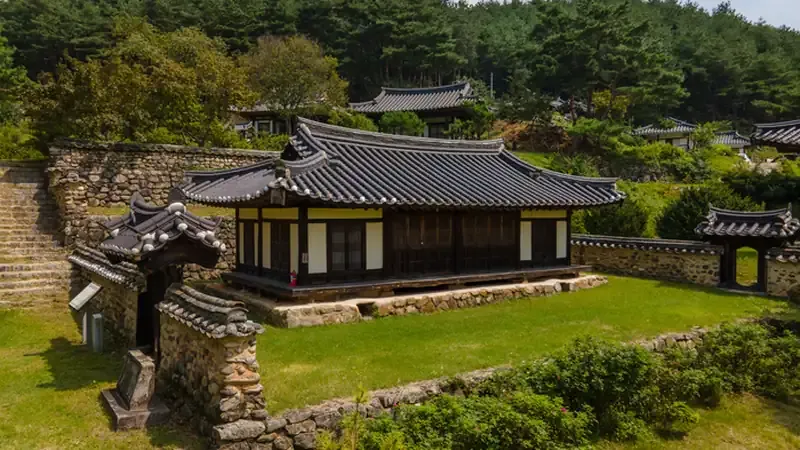 안동호 호수 바람과 솔향이 은은하게 맴도는 고택 마당 쉼터