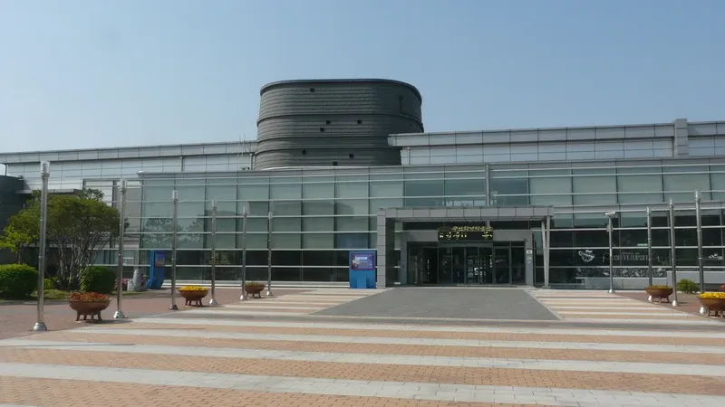 수원화성 천변 주변 잔디마당 및 야외 쉼터