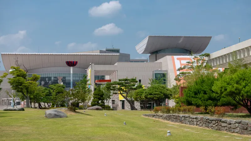 시립박물관 인근 만년동 잔디공원 쉼터