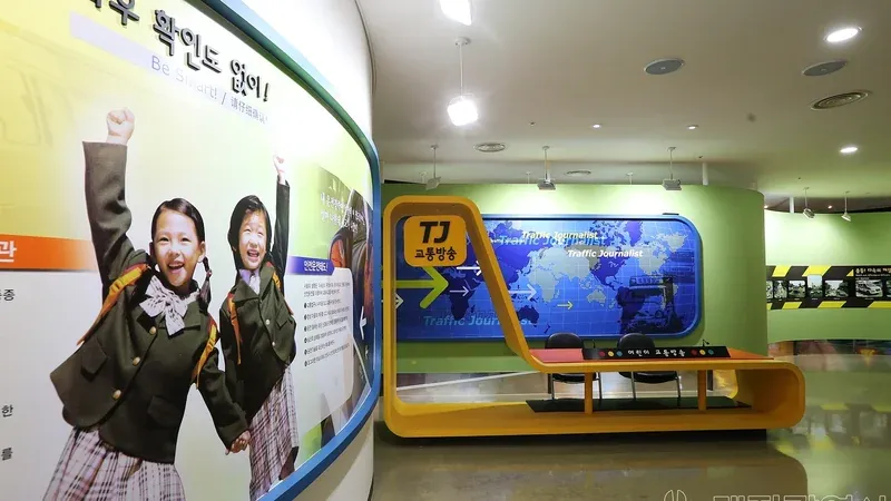 푸른 잔디와 신호등이 어우러진 야외 모의 도로망 및 교통안전 카트 트랙