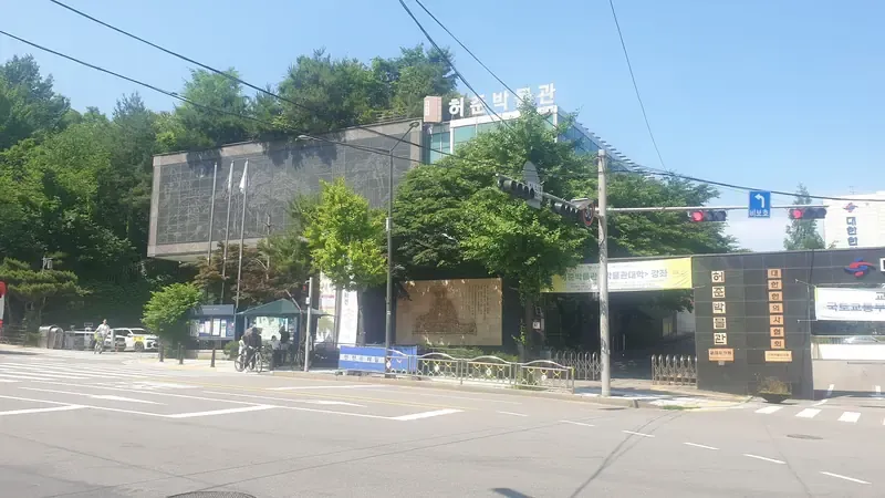 박물관 인근 구암근린공원 수변 쉼터