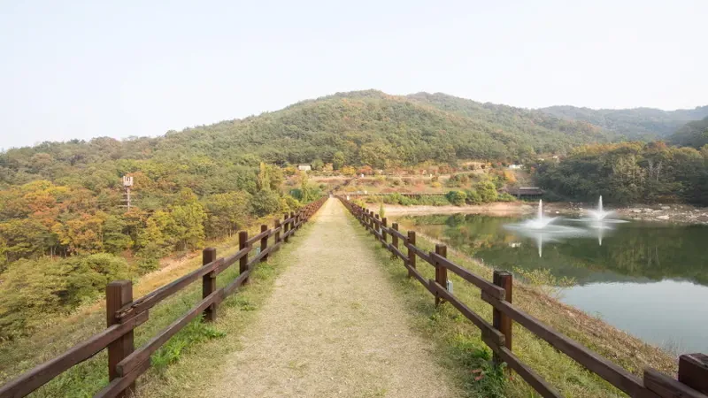 저수지 수변 쉼터와 사계절 야외 물놀이장