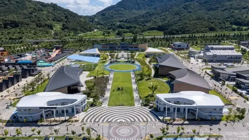 테마파크 야외 잔디마당과 발효 숲길 피크닉 산책로