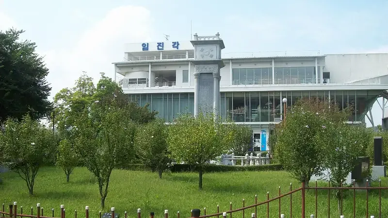 임진각 정문 진입로 및 광활한 평탄 무장애 유모차 보행로