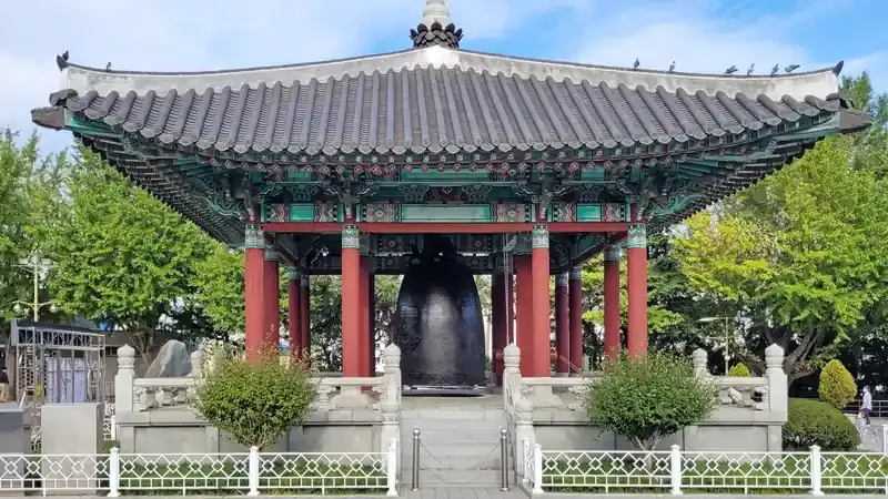 시민의 종 잔디광장 및 무장애 평탄 진입로
