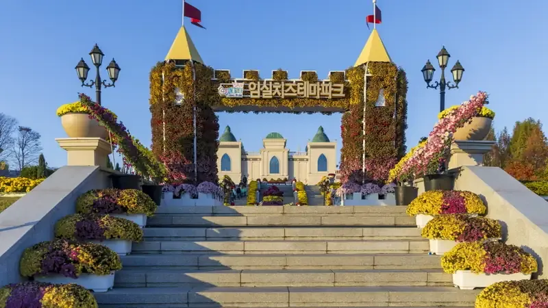 치즈테마파크 메인 진입로 및 대형 무료 주차장
