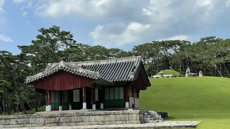 영릉 진입 홍살문 및 평탄 무장애 유모차 보행로