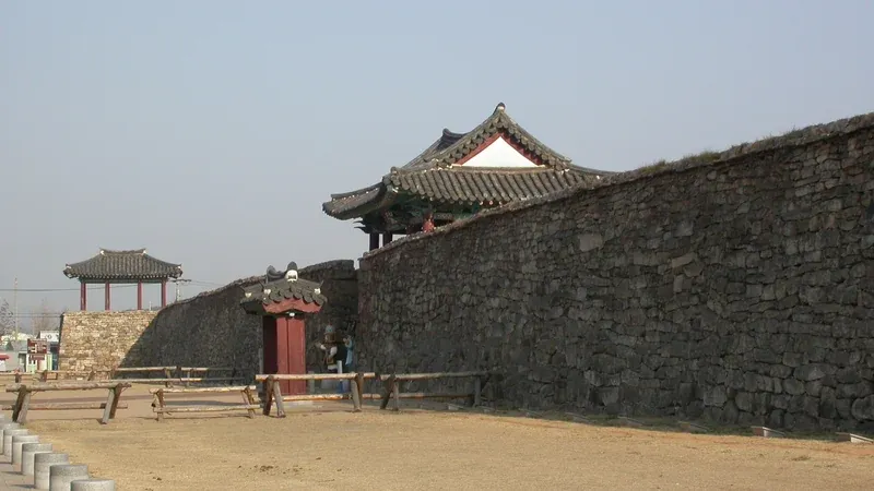 진남문 정문 앞 무장애 평탄 진입광장