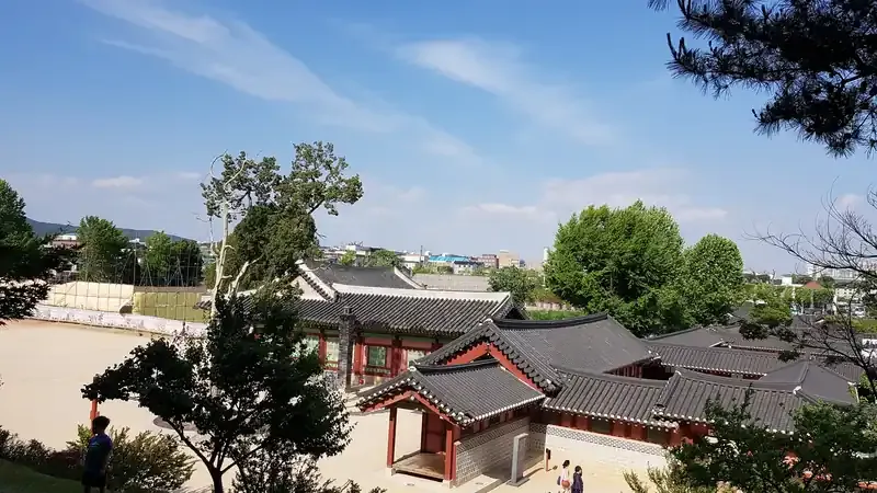 화성행궁 앞 넓은 평탄 광장 및 유모차 보행로