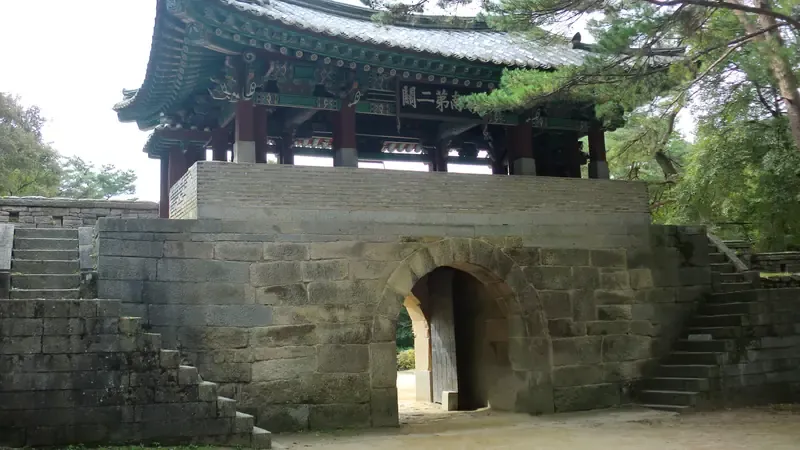 문경새재 제2관문 조곡관 앞 흙길 산책로