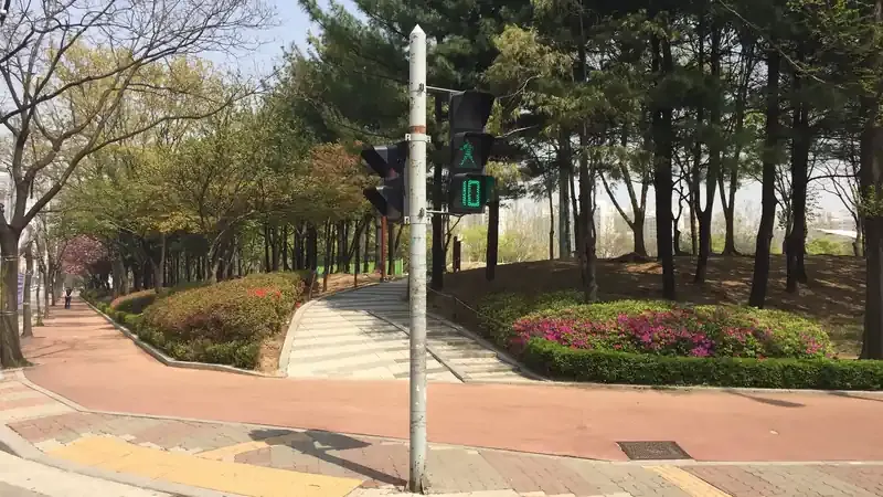 공원 북서측 진입로 및 무장애 평탄 산책로