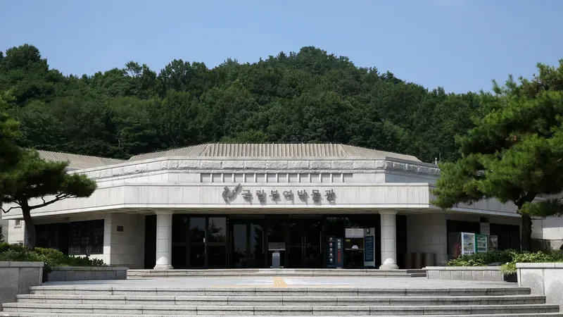 박물관 전용 주차장 및 진입 보행로