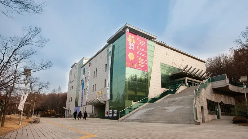 자유공원 평지 진입로 및 부설 무료 공영 주차장