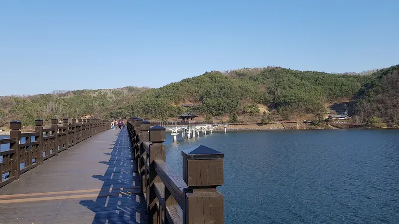 안동시립박물관 야외전시장 평탄 보행 진입로