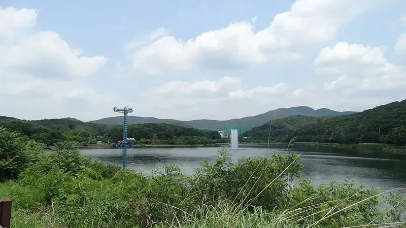 율동공원 주차장 연결 진입로 및 평탄 무장애 호수 산책로
