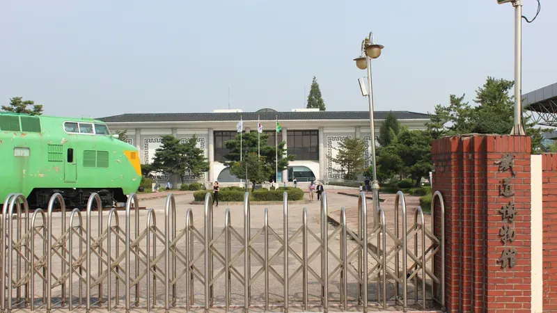 박물관 진입로 및 야외 전시장으로 이어지는 중앙 광장