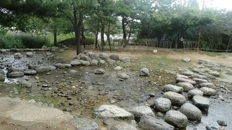잔디마당 그늘막 피크닉존 및 가족 휴식 쉼터