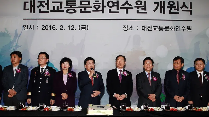 미니 횡단보도와 신호등을 보며 건너는 유아 맞춤 보행안전 실습장